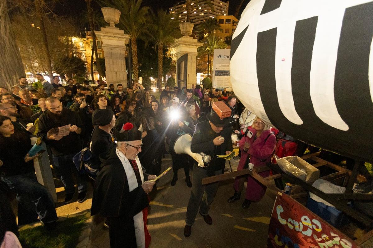 El Entierro de la Sardina pone el broche final al Carnaval de Alicante El Entierro de la Sardina pone el broche final al Carnaval de Alicante