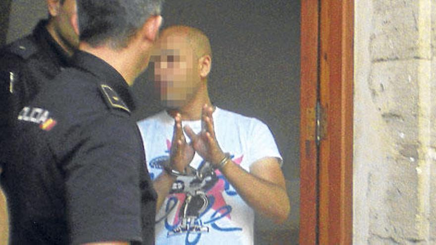 El acusado, un argelino de 37 años, es conducido a la cárcel.