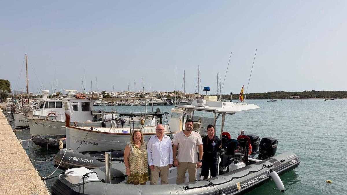 Representantes del Govern y del Ayuntamiento de Felanitx en una de las lanchas de vigilancia del litoral.