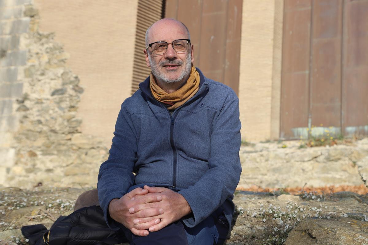 Josep Torner fotografiat davant la Ciutadella de Roses, on viu des de fa quatre dècades.