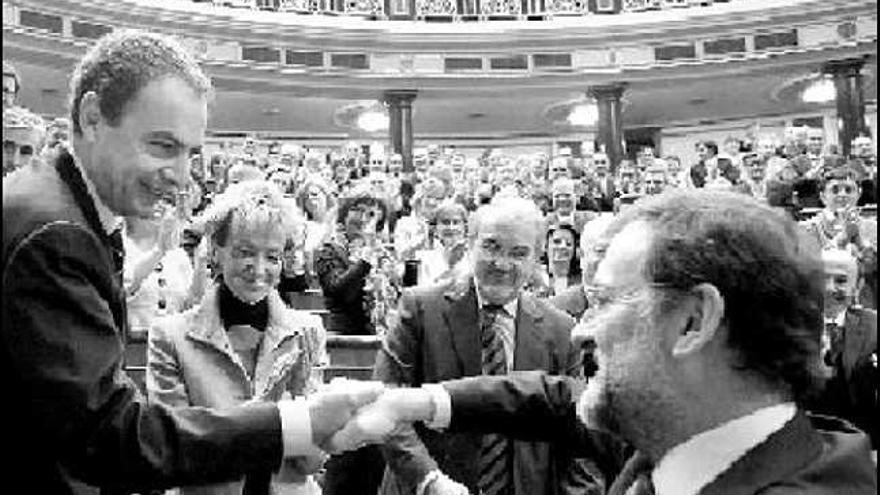 Zapatero recibe la felicitación de Rajoy, tras ser investido Presidente, en presencia de los vicepresidentes De la Vega y Solbes.