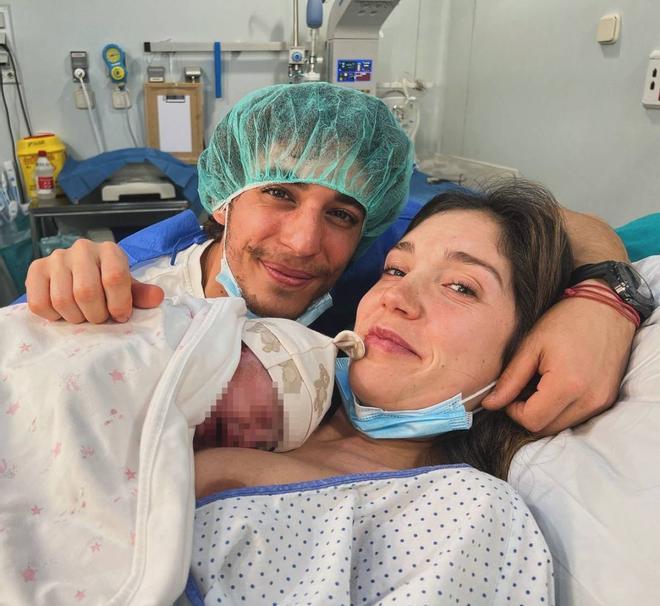 Miguel Herrán y Celia Pedraza tras el nacimiento de María, su primera hija juntos