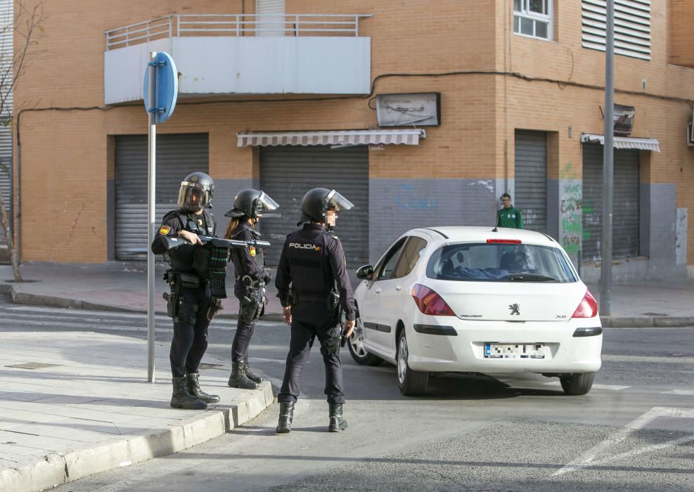 Numerosos agentes se despliegan para desmantelar tres narcopisos e intervienen estupefacientes y armas de fuego en los registros