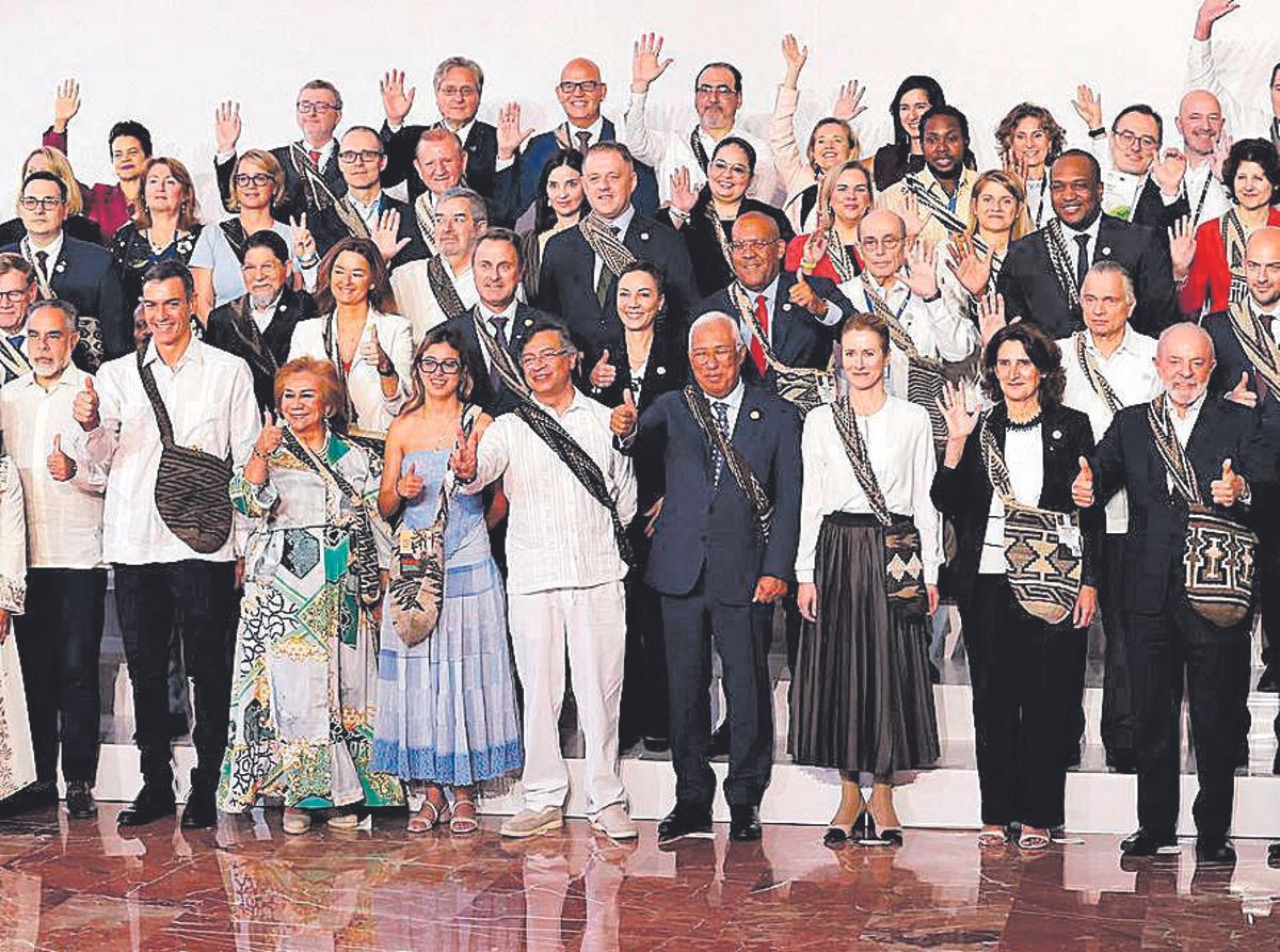 El presidente de Colombia Gustavo Petro posa junto al presidente del Consejo Europeo, Antonio Costa, y otros asistentes a la cumbre entre la Unión Europea y los países de América Latina y el Caribe el pasado año.