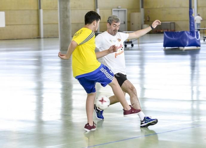 LAS PALMAS DE GRAN CANARIA. Fernando Clavijo participa junto a candidatos de la formación nacionalista y de otras fuerzas políticas en el partido de fútbol sala ?Una goleada al fracaso? organizado por el Club Deportivo Evangélico.  | 16/05/2019 | Fotógrafo: José Pérez Curbelo