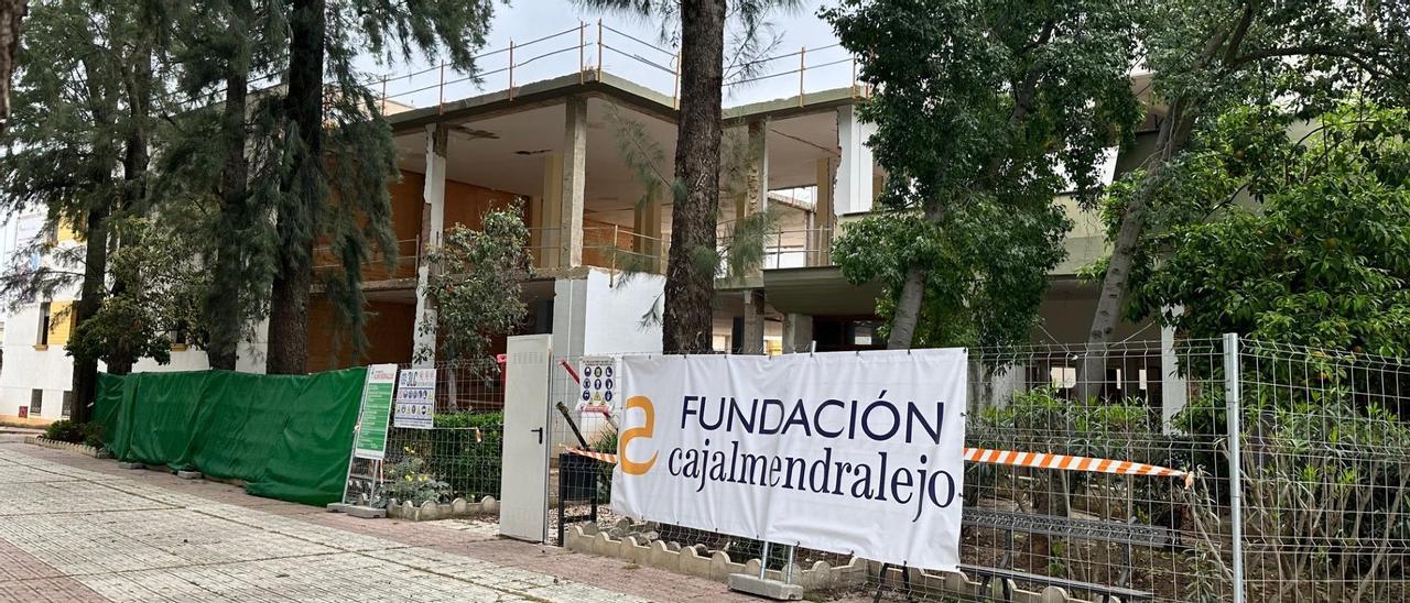 Obras en la antigua Casa Misericordia vistas desde el interior del parque de Las Mercedes.