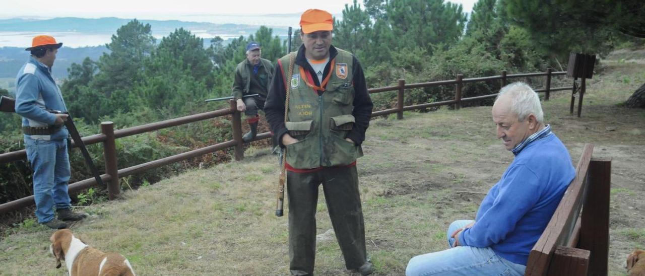 Rafael Otero, en el centro, es el presidente de los cazadores de Meaño. |  // IÑAKI ABELLA