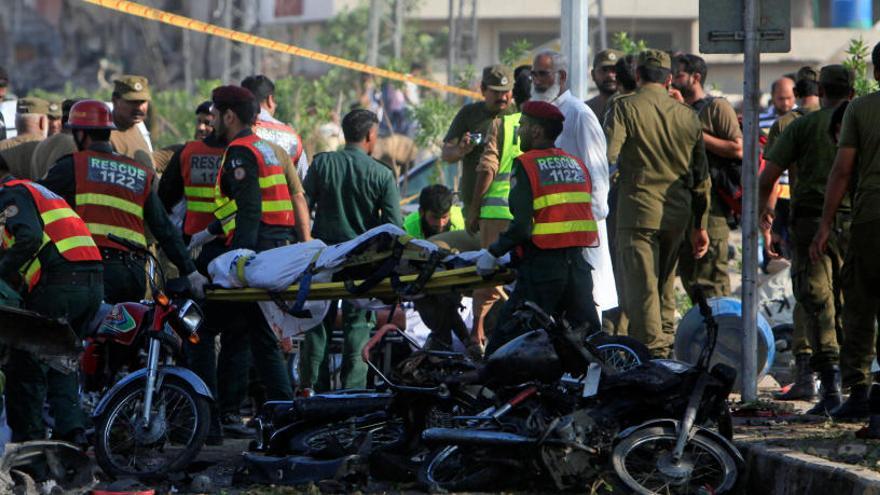 Miembros del servicio de rescate en el lugar del ataque.