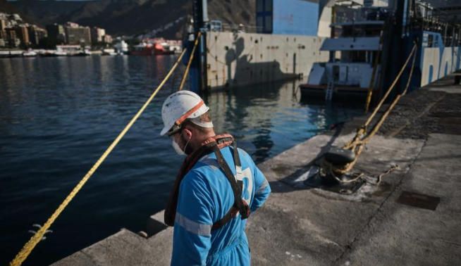 Un yate sumergido llega a Santa Cruz de Tenerife.