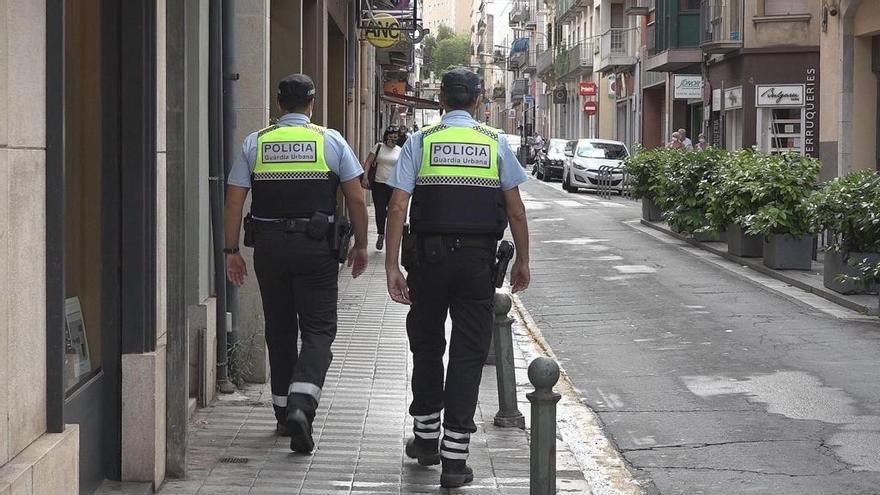 Patrulla de la Guàrdia Urbana al carrer Vilafant.