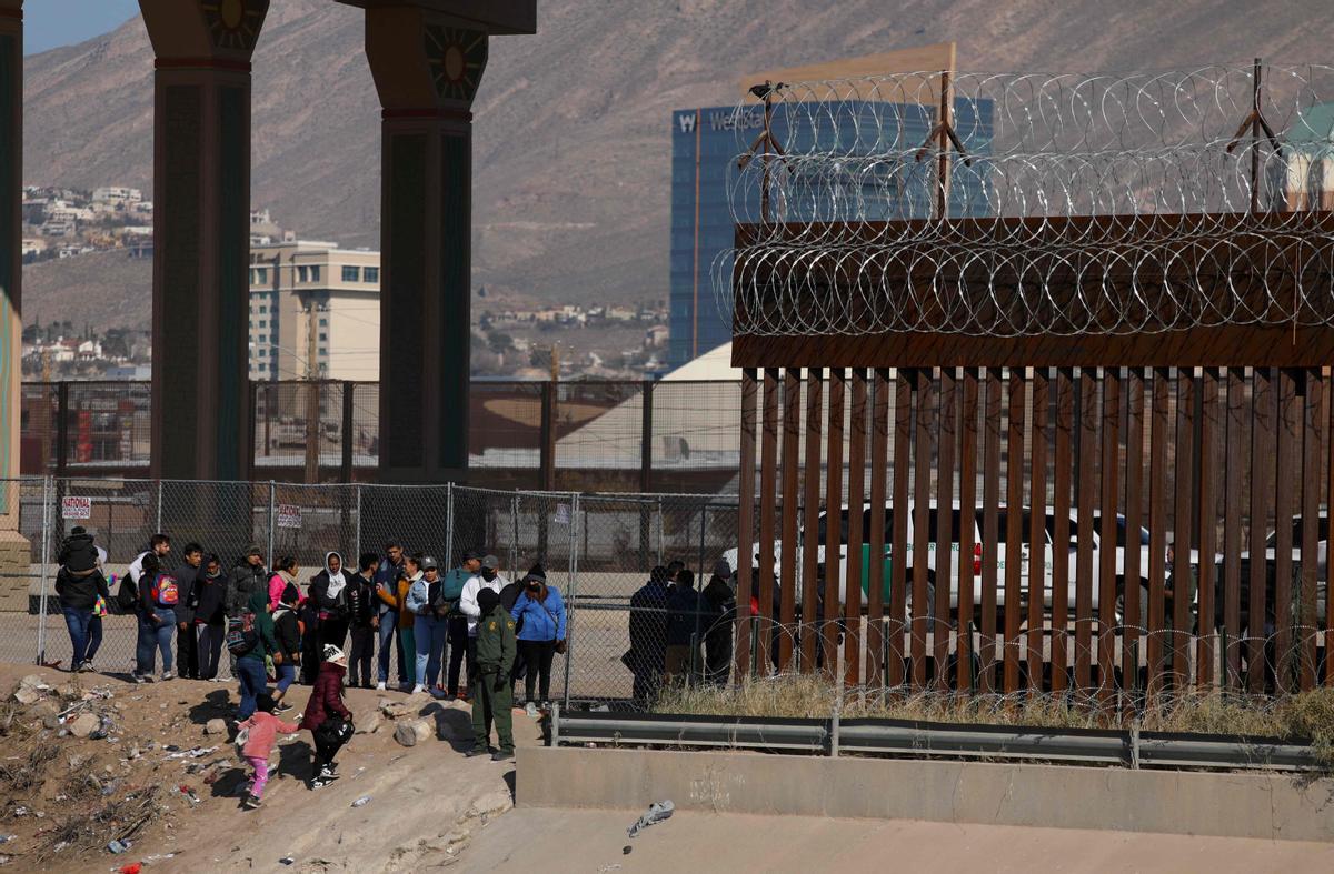 Un aluvión de inmigrantes cruzan Río Grande de Ciudad Juárez (México) a El Paso (Texas) ante un posible cambio en la política migratoria