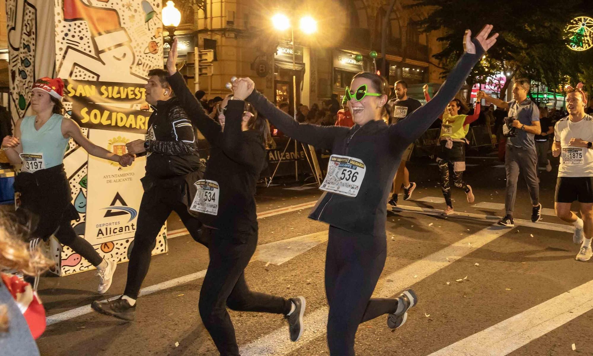 La San Silvestre de Alicante llena de colorido la ciudad