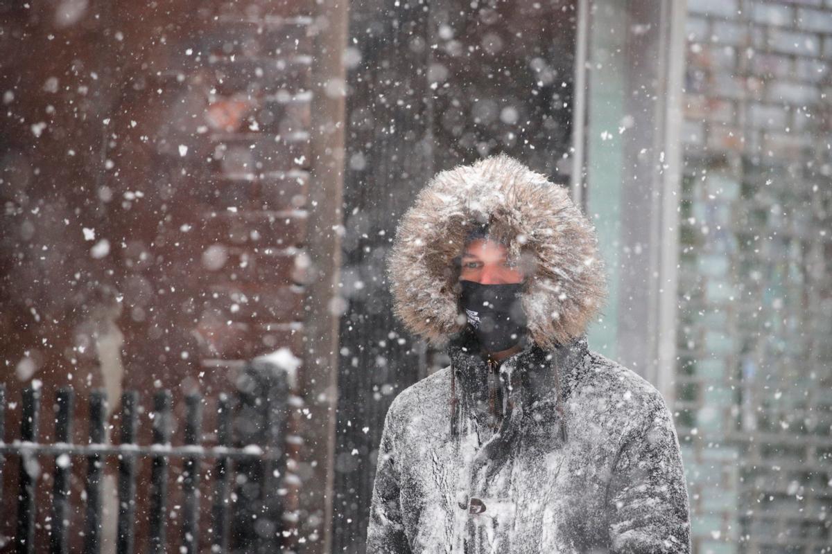 Un hombre pasea por Brooklyn, en Nueva York, bajo una intensa nevada