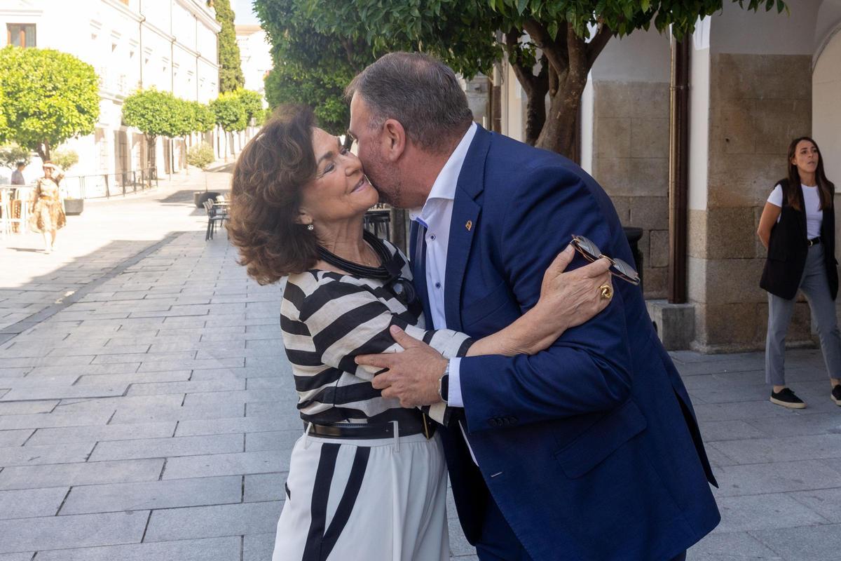 Carmen Calvo, durante su visita institucional al Ayuntamiento de Mérida, donde ha firmado en el Libro de Honor y ha ofrecido una conferencia por el V centenario del Consejo de Estado.