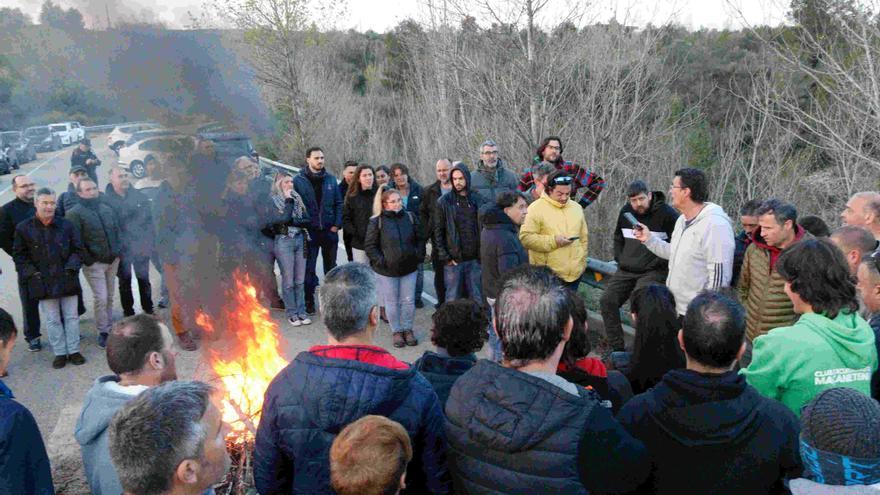 Els funcionaris de Puig de les Basses: &quot;Aguantarem mentre no dimiteixi Amand Calderó&quot;