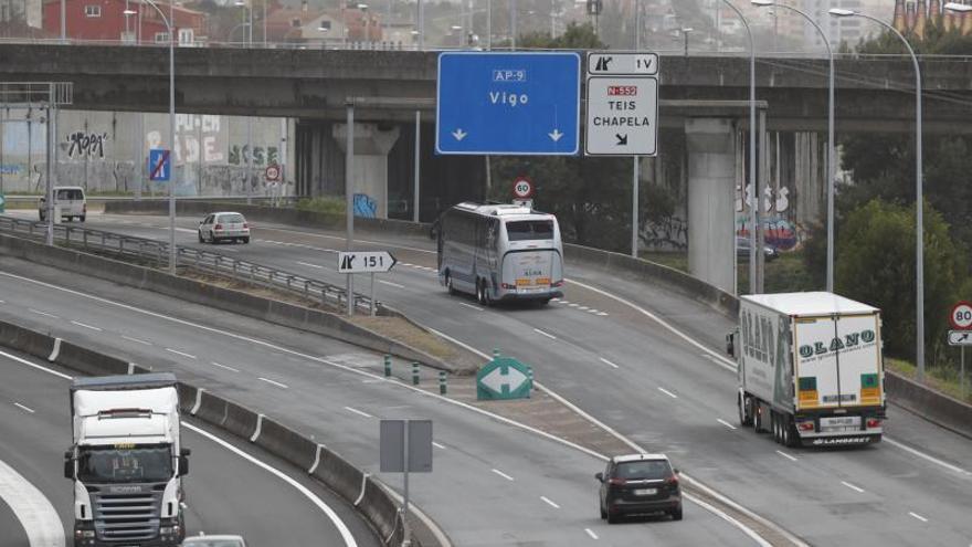 Tráfico de camiones y turismos en la AP-9, a la altura de la salida a la parroquia de Teis.