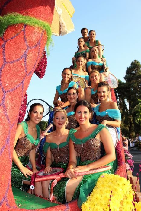 Tres generaciones de falleras en la Batalla de Flores