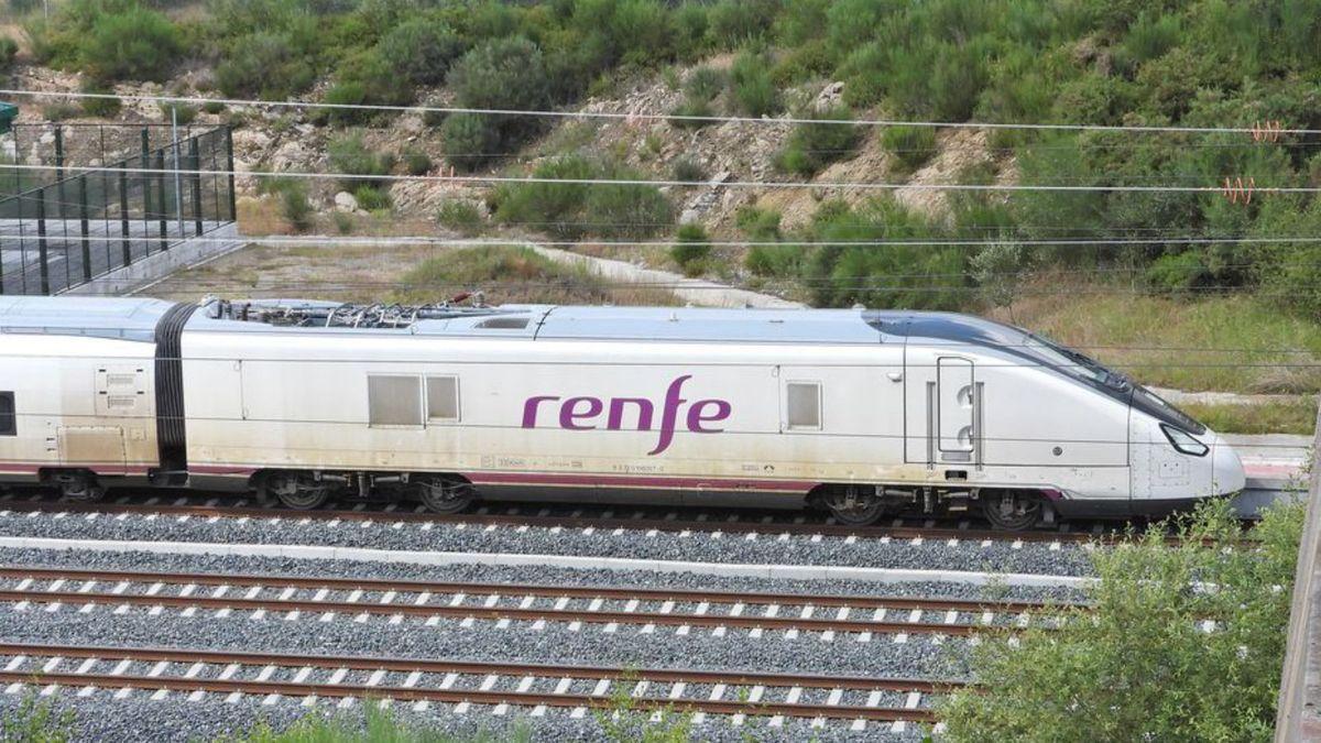 Un tren de la serie 106 de Talgo, en Baños de Molgas.