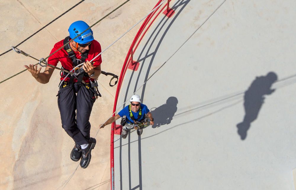 15 bomberos aprenden técnicas de rescate vertical en San Vicente