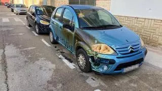 Un incendio en Vinaròs causa daños en mobiliario urbano y vehículos