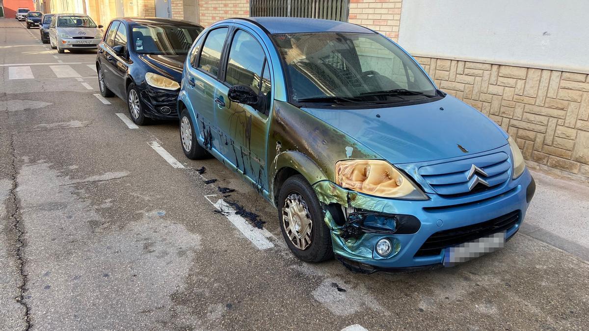 Los dos vehículos afectados por los actos de vandalismo en Vinaròs.