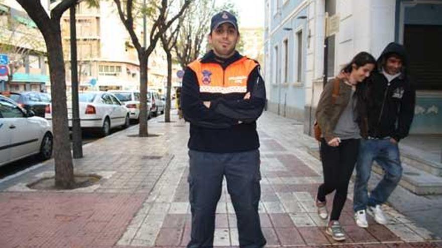 Iván Martín luciendo el uniforme de Protección Civil junto a la sede de Alicante