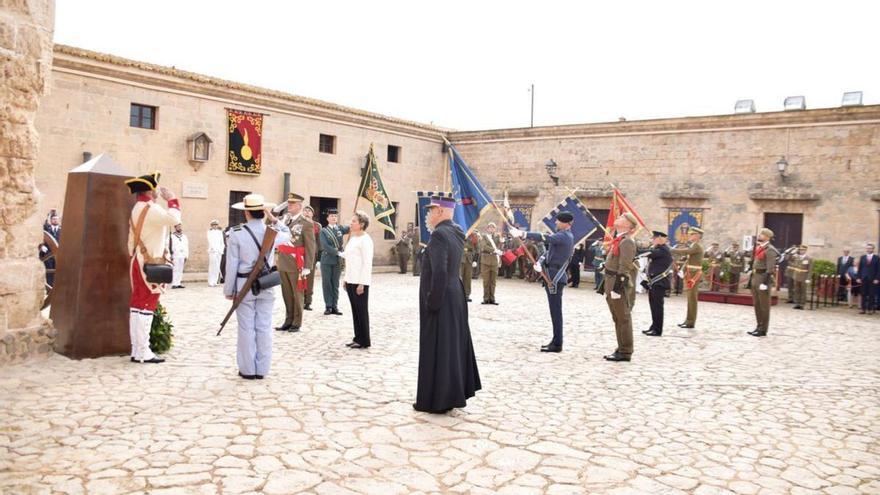 El Ejército organiza un izado de bandera y un homenaje a los caídos en el Borne
