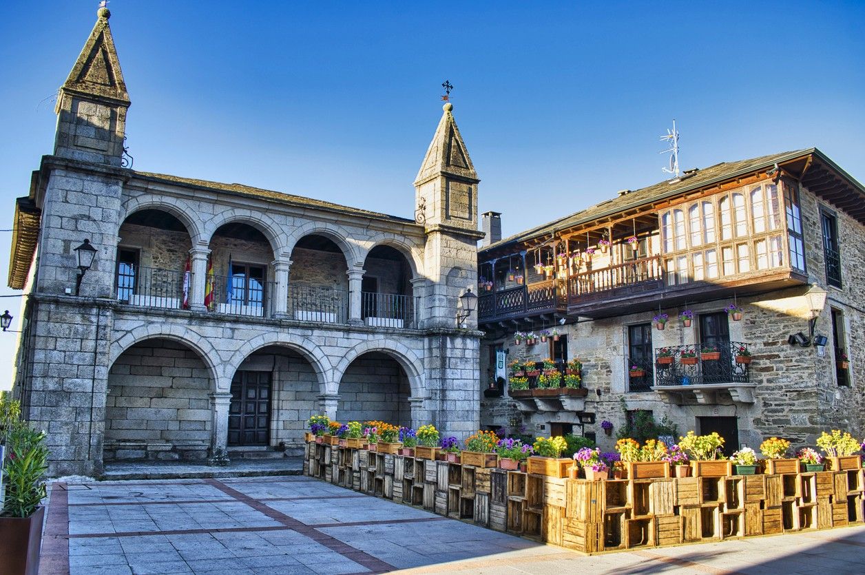 Es uno de los pueblos más bonitos de España y tiene un lago glaciar impresionante