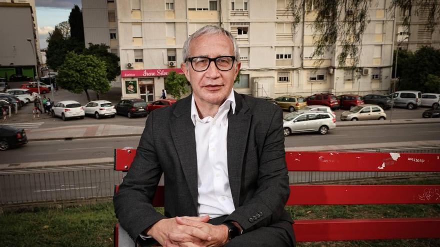 Joan Carles March, médico experto en suicidio: "Las redes sociales pueden actuar tanto como factor de riesgo como factor protector"