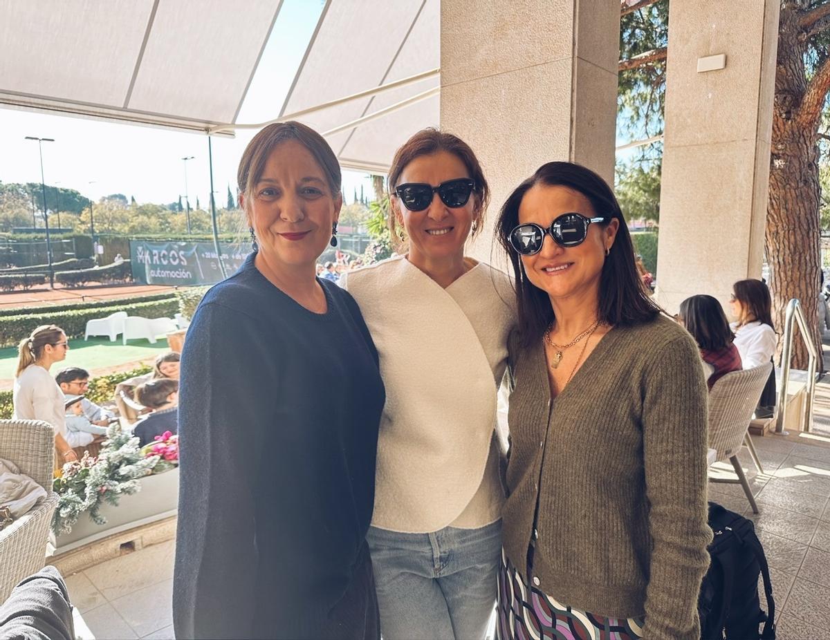 Natalia Sánchez de León,  María  Fernández de Córdova y  Dolores  Álvarez, en el Club de Tenis València