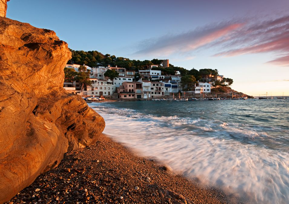 Recorrer la Costa Brava permite descubrir calas y pueblos marineros donde el Mediterráneo define el paisaje y el ritmo del viaje.