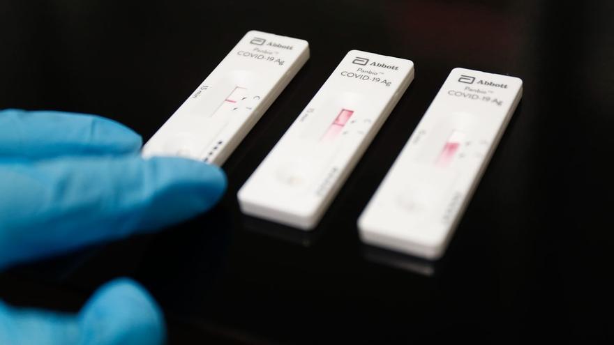 Estos son los test de antígenos retirados por Sanidad por dar falsos positivos