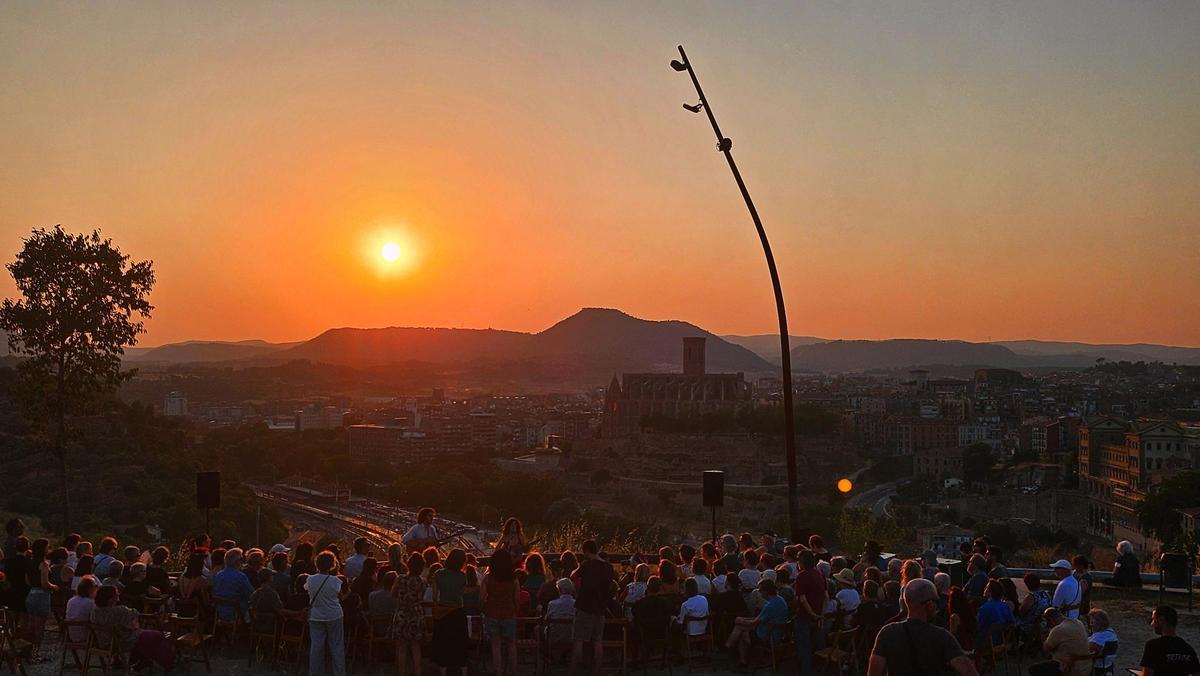 Capvespre musical despedint el sol des del pou de la Llum