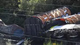 Descarrila un tren de mercancías cargado de toneladas de acero en As Neves