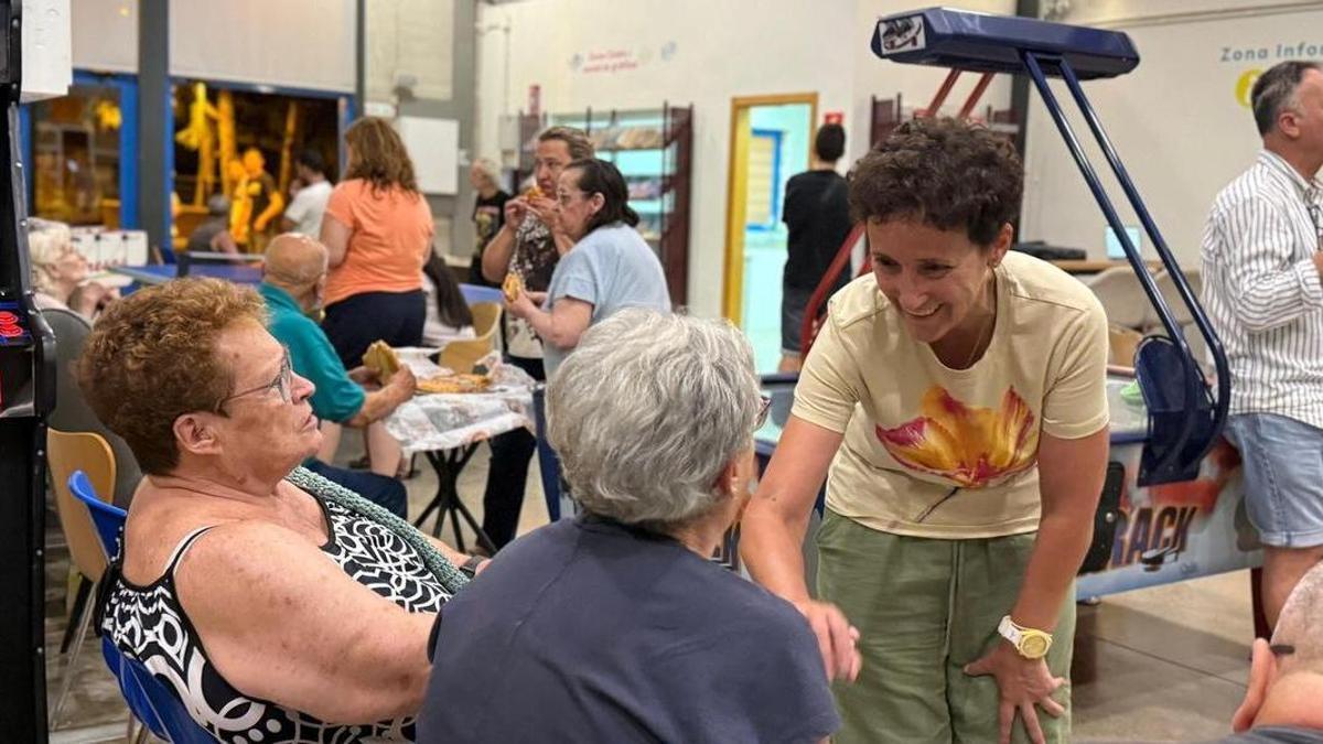 La alcaldesa de Onda, Carmina Ballester, ha visitado a las personas que han tenido que salir de sus pueblos a causa del incendio que se originó este sábado en la Vall d'Uixó.