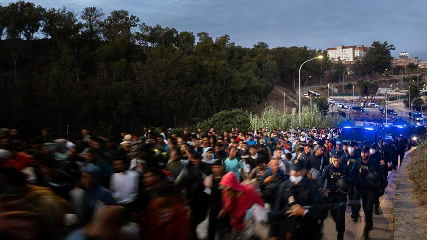 Más de 860 migrantes de Ceuta son ubicados en una nueva instalación temporal acondicionada