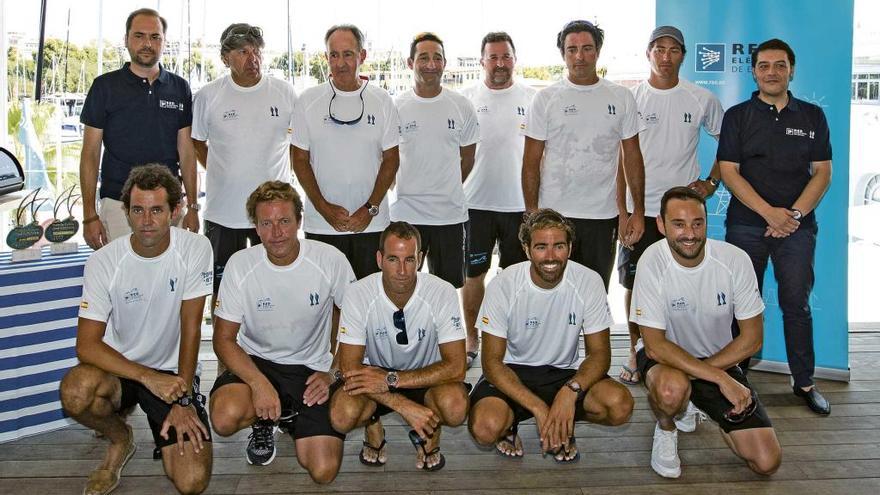 Plantilla de la tripulación del barco ´Red Eléctrica´ con los responsables de la compañía en las Illes Balears.