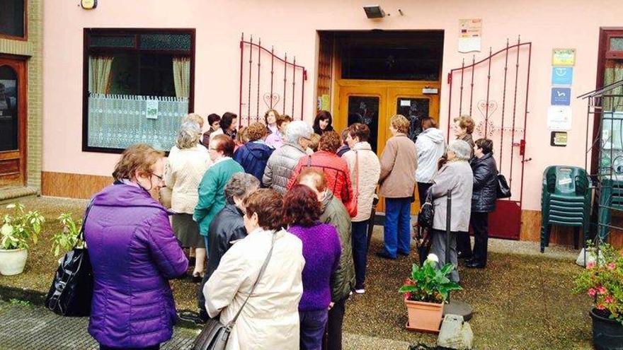 El colectivo, ayer durante su visita a Teverga.