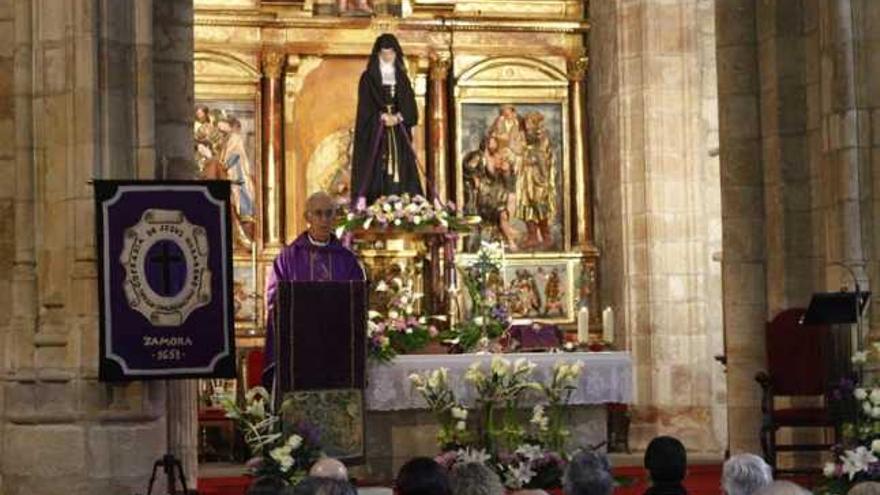 Honores a la Virgen  de la Soledad durante la primera semana  de la Cuaresma