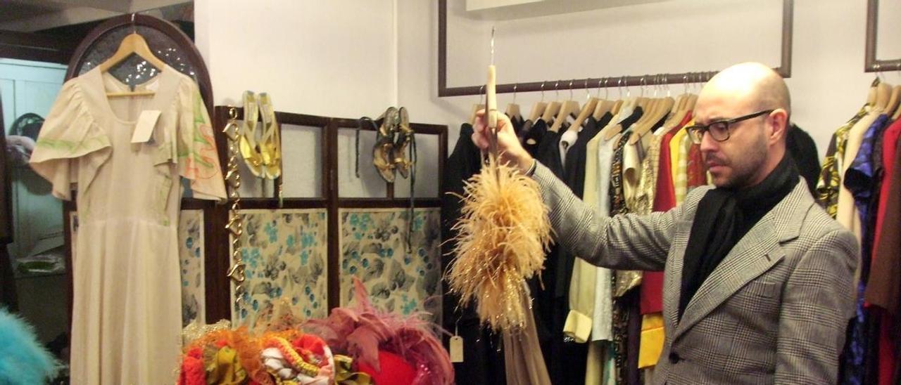 Luis Alberto Fernández con algunas de las ropas del Museo del Pueblu d'Asturies.