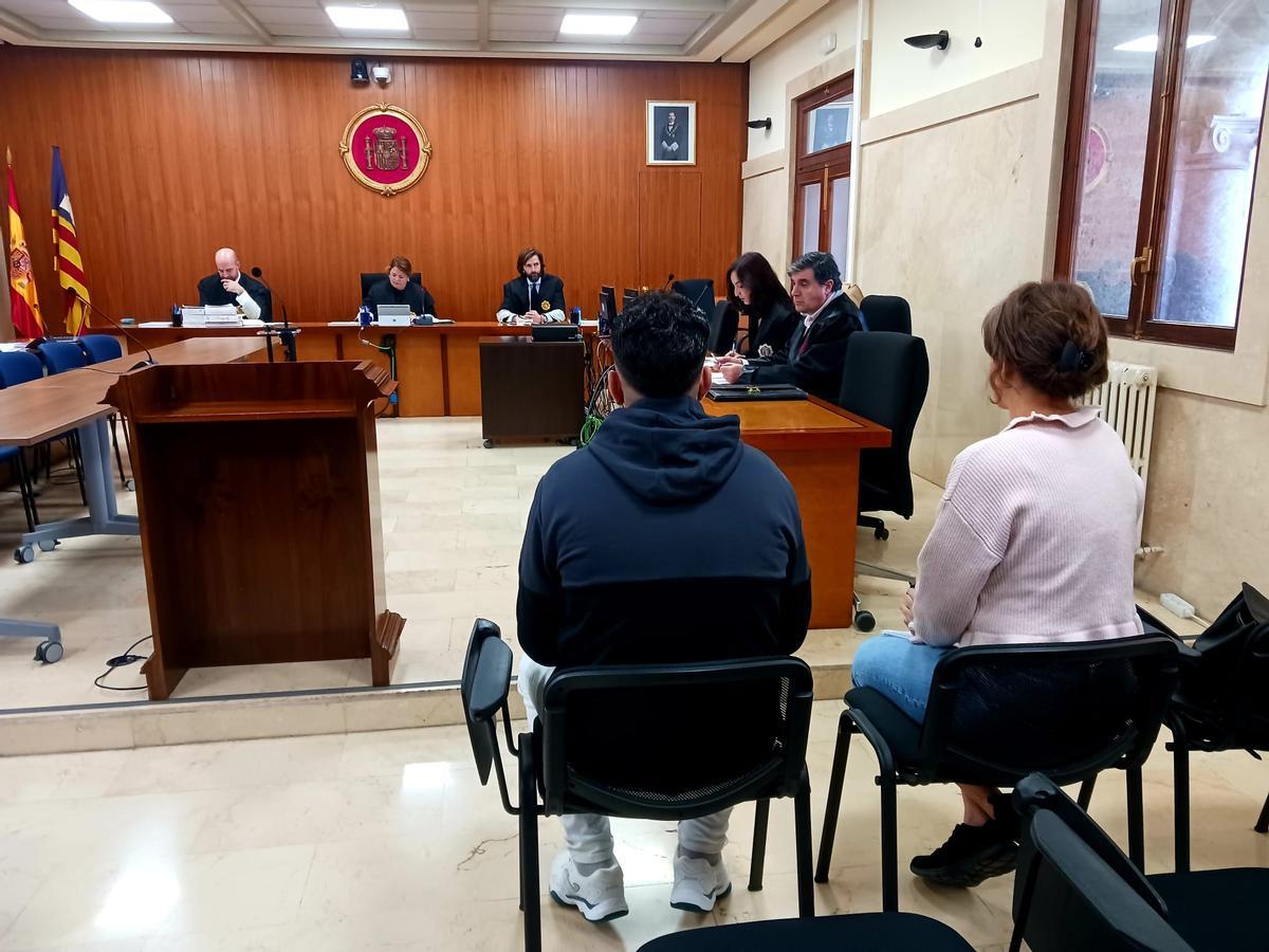 El encausado (izquierda), junto a la intérprete, durante la vista oral en la Audiencia Provincial.