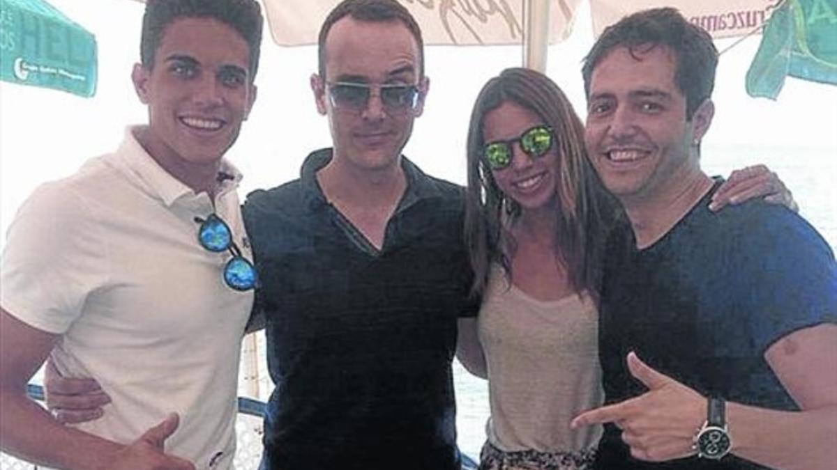 El creativo publicitario posa con Marc Bartra (de blanco), su novia, la periodista Melissa Jiménez y el humorista David Guapo (de negro), en un chiringuito.
