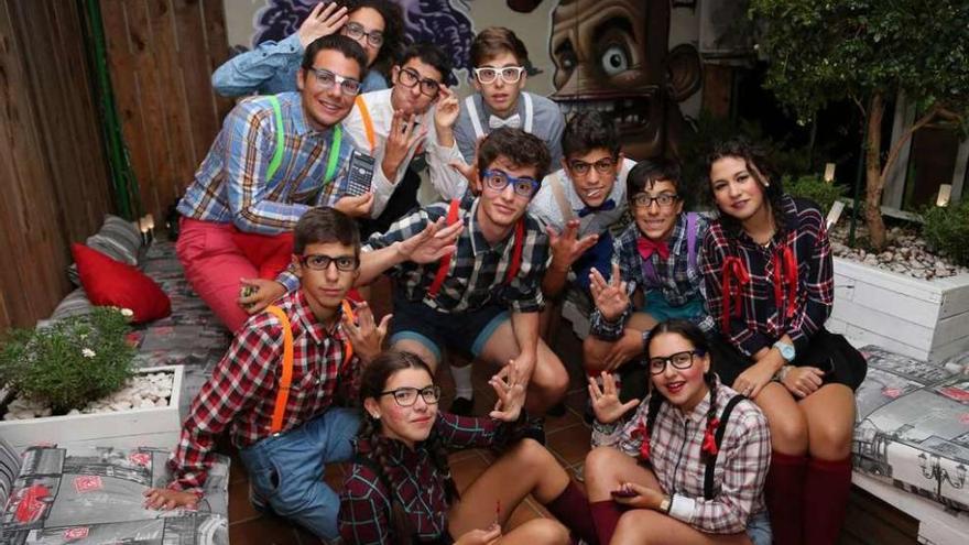 Un grupo de jóvenes participantes en el Carnaval de Verano grovense. // Muñiz