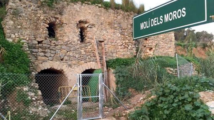 A la izquierda, la entrada del Molí de Els Moros. A la derecha, la vista lateral del mismo en una primera fase de restauración.