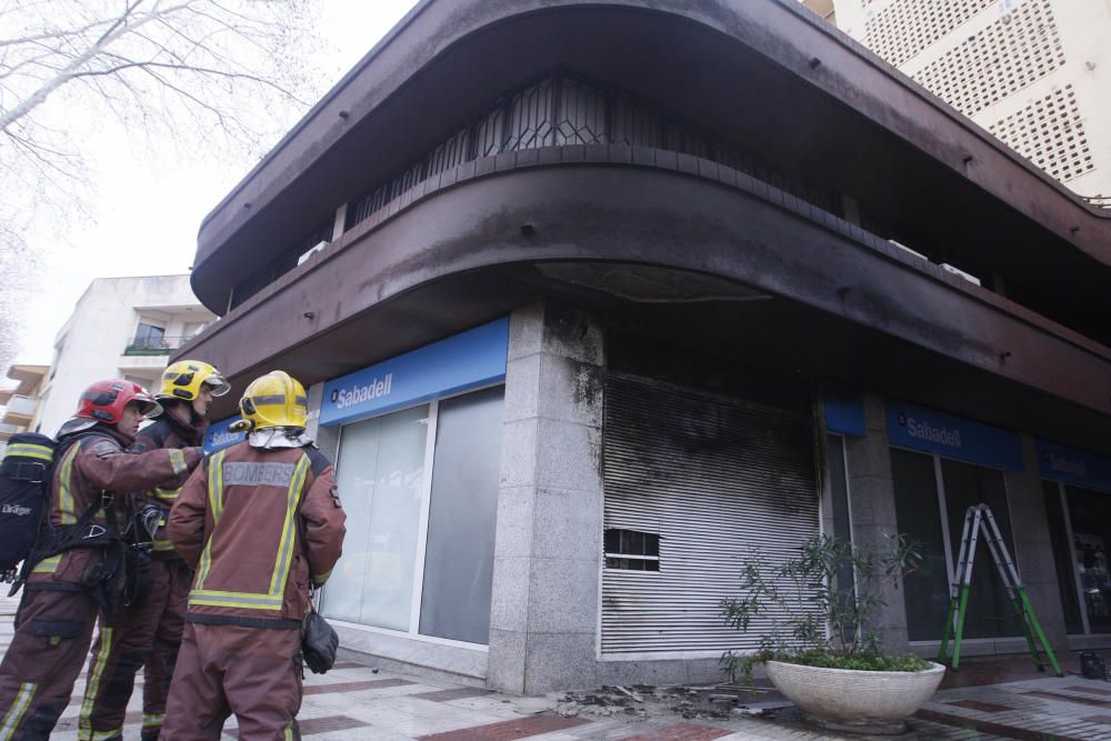 Incendi en un banc de Platja d''Aro