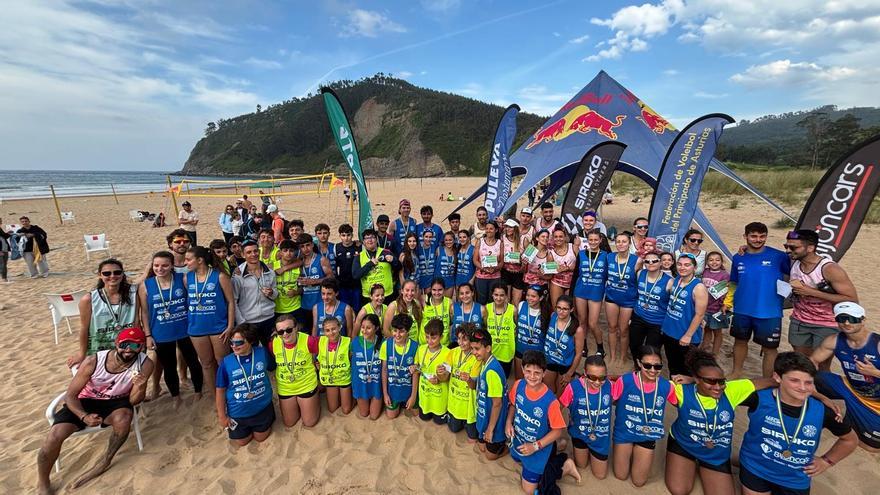 Cita espectacular de vóley playa escolar en Rodiles, con más de 1.700 participantes