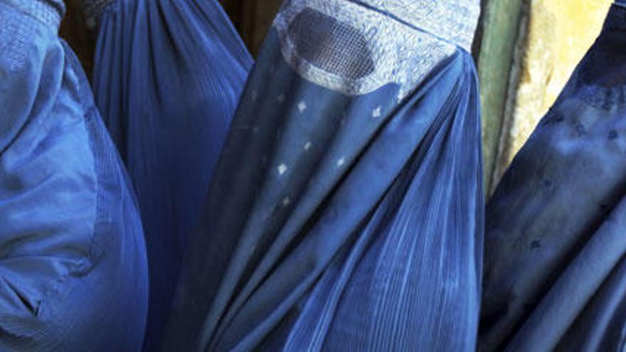 Varias mujeres afganas acuden a votar con el burka