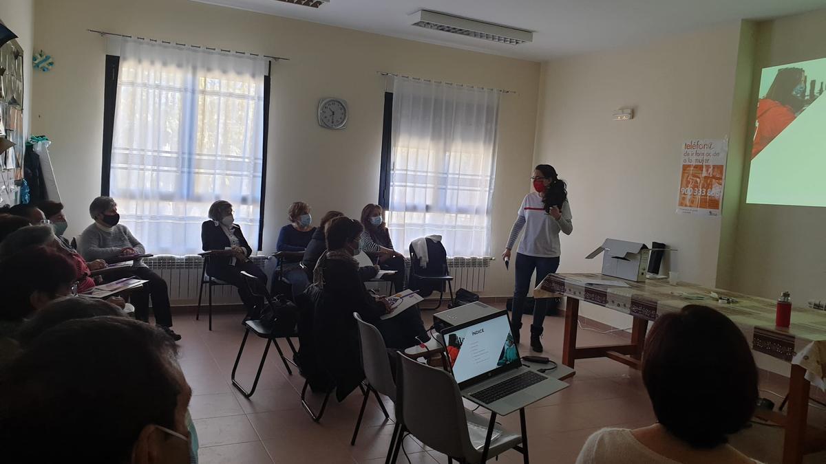 Rocío Prieto, de Cruz Roja, imparte un taller de violencia de género en Moral de Sayago.