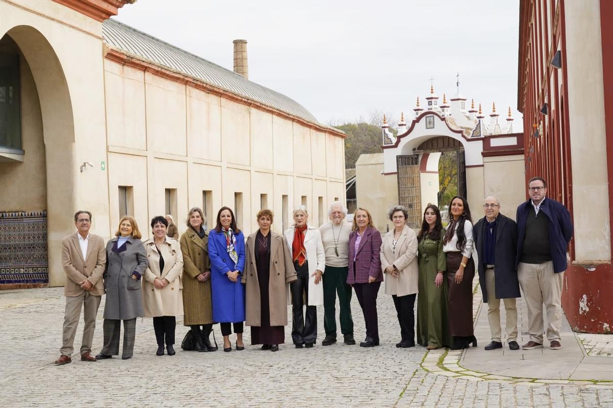 Foto de familia de autoridades e investigadores, con Salvador López Quero a la izquierda.