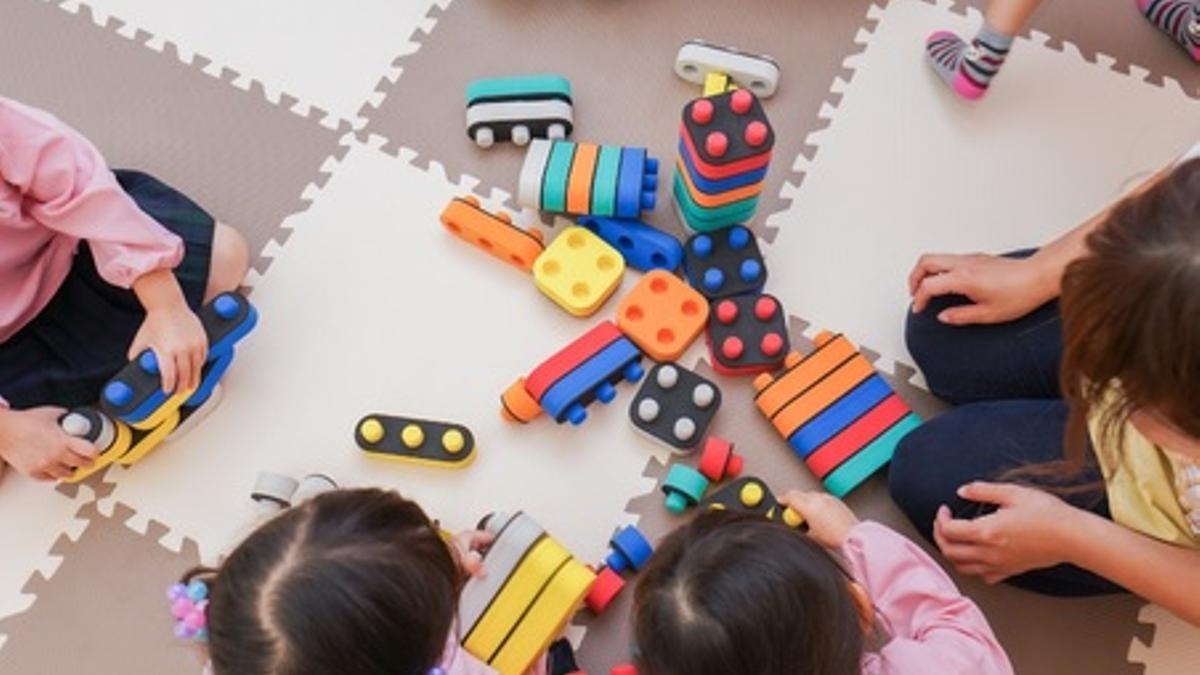 Infants jugant en una activitat del programa Temps de Cures